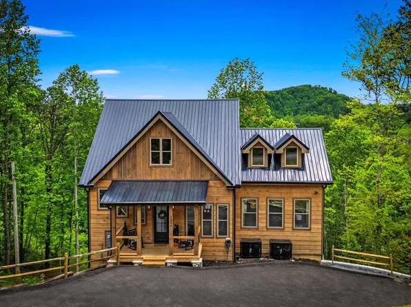 2939 Lightning Strike Dr, Sevierville, TN 37862