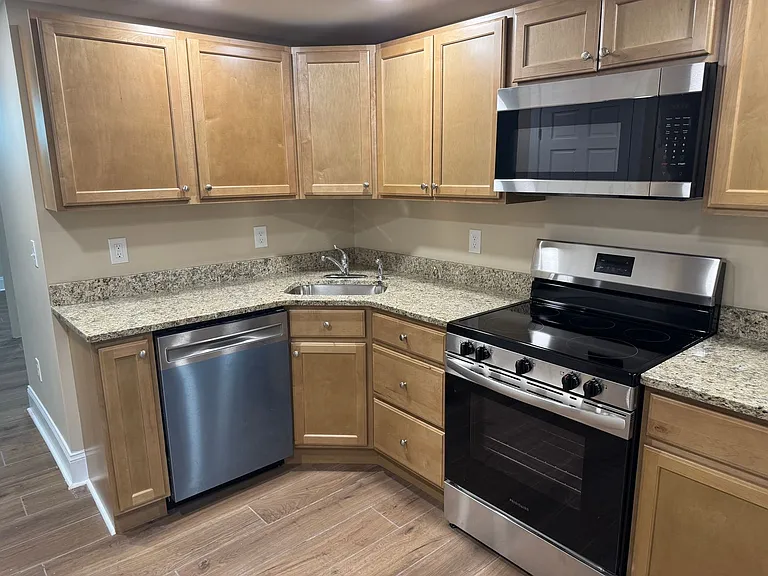 330 Linden Ave — Photo 11
