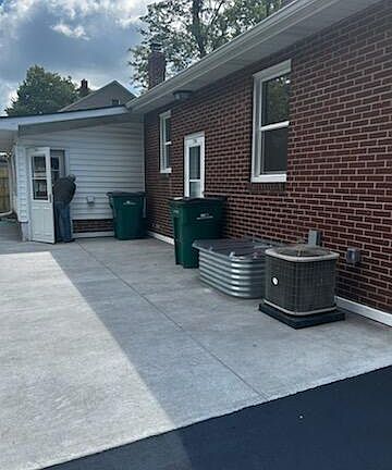 5th image of 708 Upton Ave
