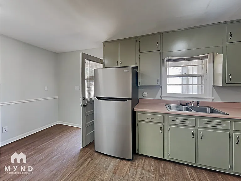 924 Parkway Dr — Photo 3