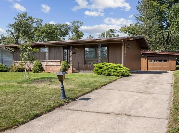 4323 Fairlane Dr NE, Cedar Rapids, IA 52402