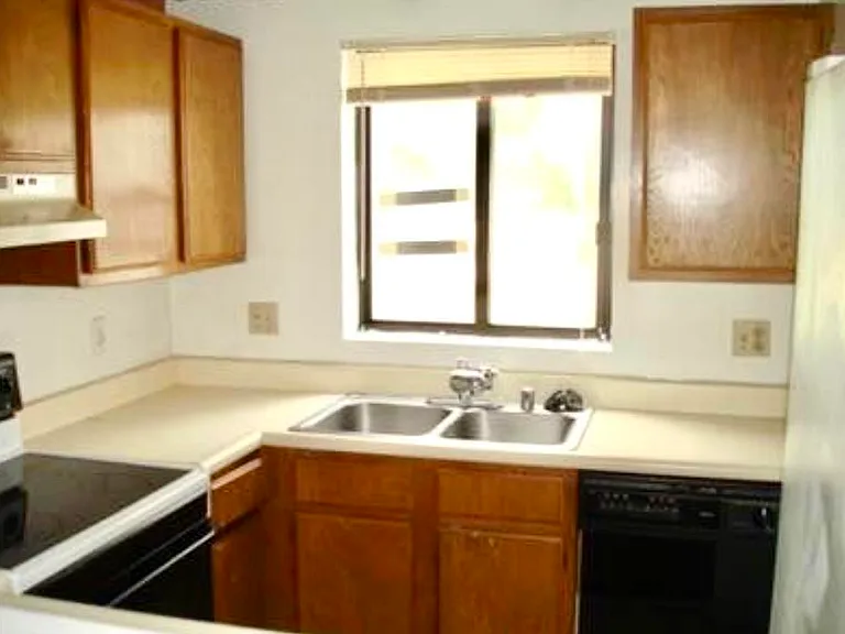 452 Larkwood Dr — Photo 2