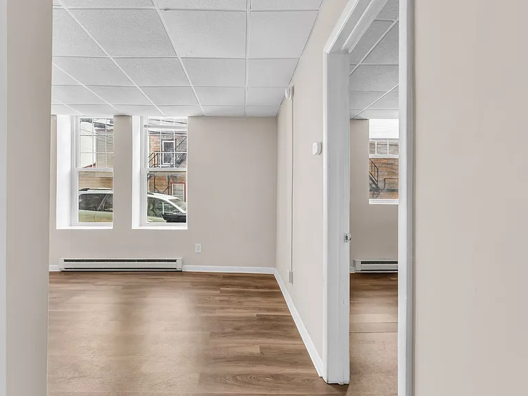 439 W Walnut St — Photo 5