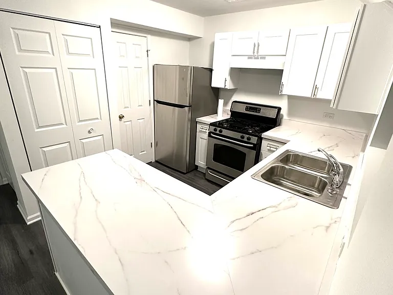 923 Four Seasons Blvd — Photo 5