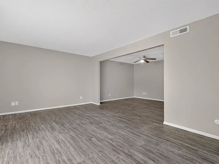 Hollow Hills Apartments — Photo 92