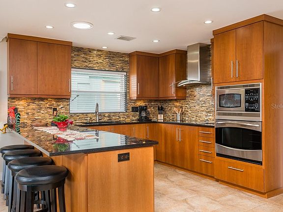 4th image of 8718 Elmwood Ln
