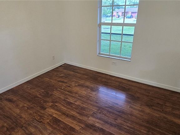 3rd image of 573 Bell Blvd S