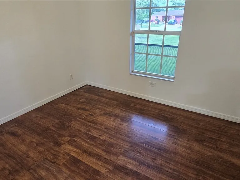 573 Bell Blvd S — Photo 3