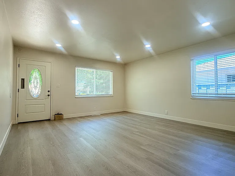 2790 Union Ave — Photo 2