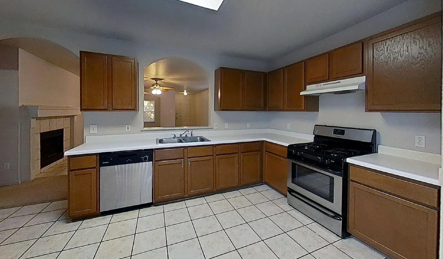3 bed, 2.0 bath, 1680 sqft, $1,950 — Photo 2