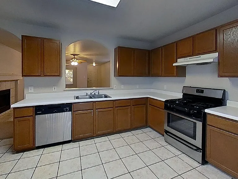 1200 Hughmont Dr — Photo 2