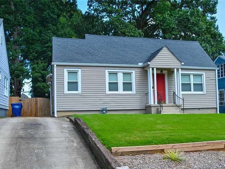 184 Clifton St SE — Photo 1