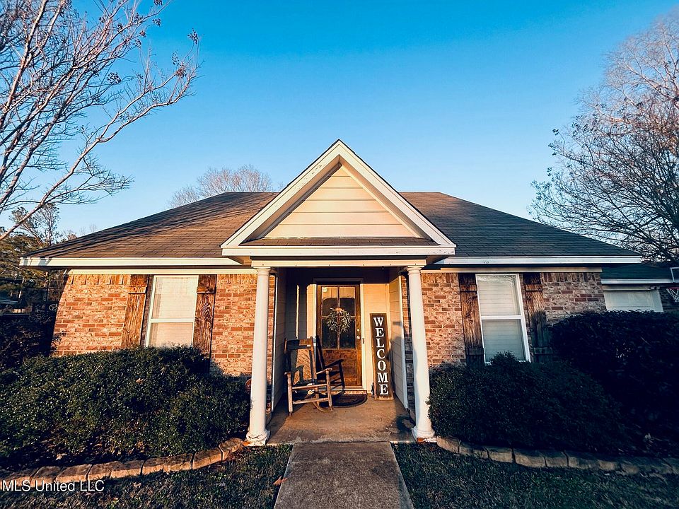 1st image of 162 Basswood Cir