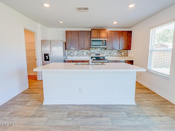 3rd image of 681 Loftus Way NE