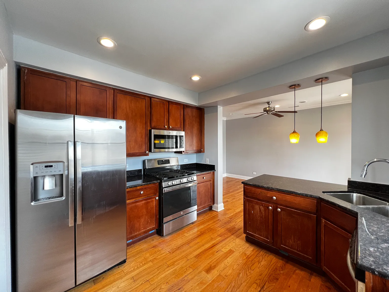 2 bed, 900 sqft, $1,800 — Photo 1