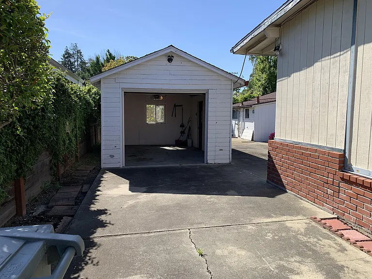 211 Waverly St — Photo 13