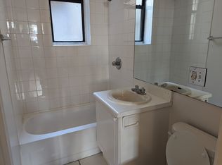 915 W Dakin St #917-101, Chicago, IL 60613