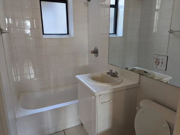 915 W Dakin St #917-101, Chicago, IL 60613
