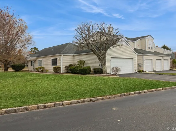 202 Gothic Circle, Manorville, NY 11949