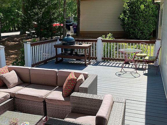Deck w covered porch/TV