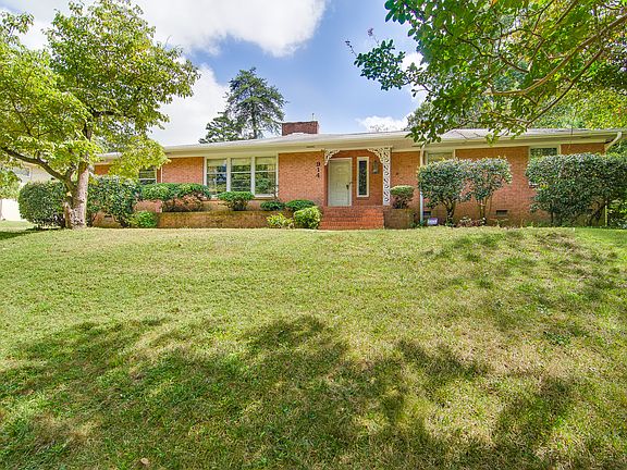 2nd image of 914 Parkwood Cir