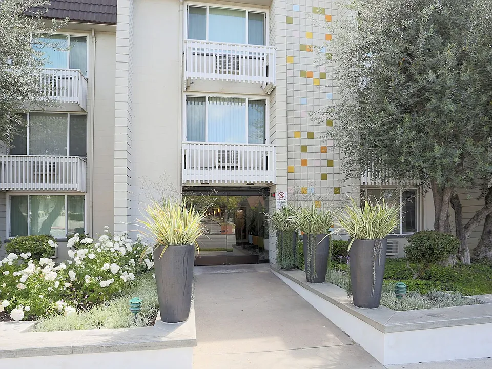 Welcome to La Villa Lake Apartments- 55+ Better Living