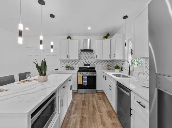 9 South St, Plainville, MA 02762