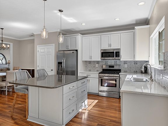 5th image of 10711 Edmundson Ave