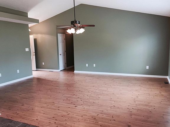 3rd image of 925 Pinoak Dr