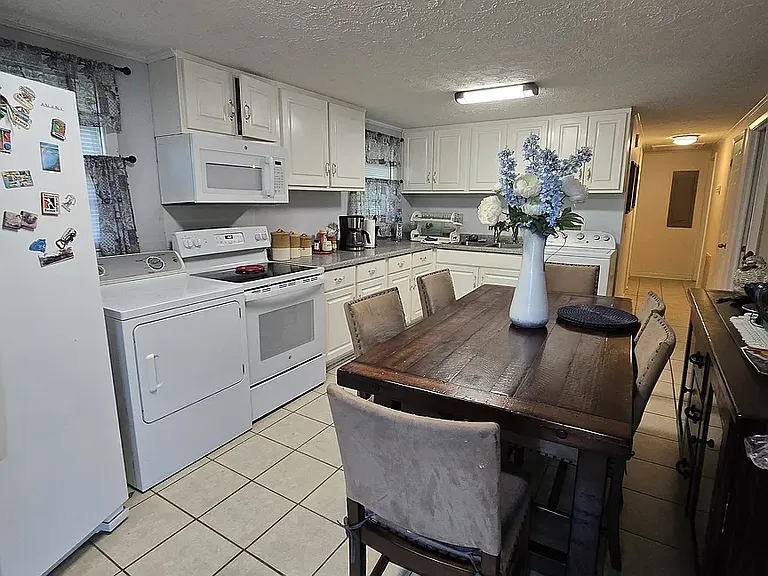 934 Clairmont Ave — Photo 10