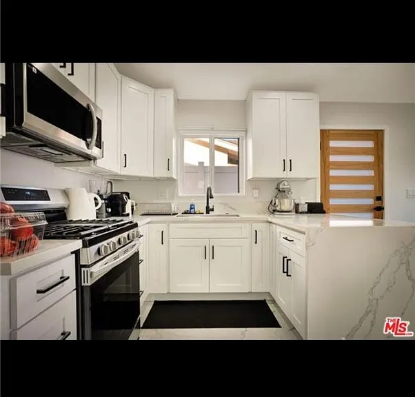 23341 Hartland St — Photo 6
