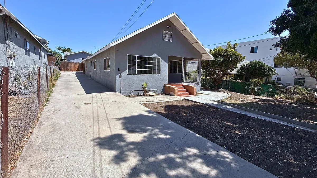 Building Photo - 1542 Ricardo St #A