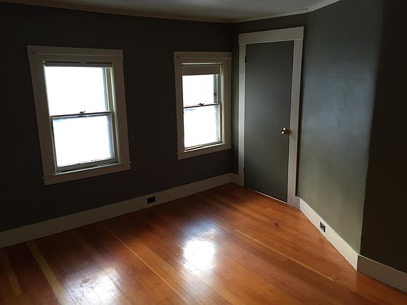 Bedroom Windows & Closet