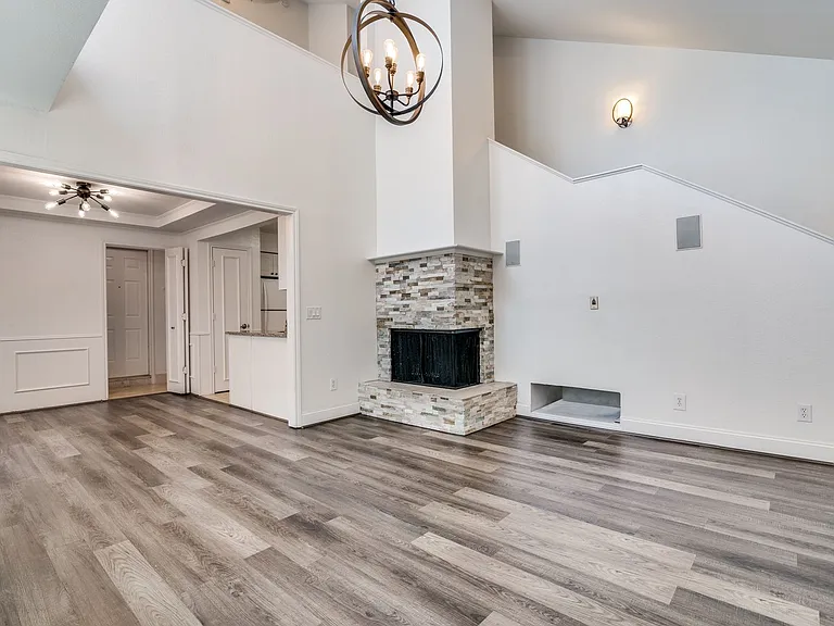 17018 Planters Row — Photo 4