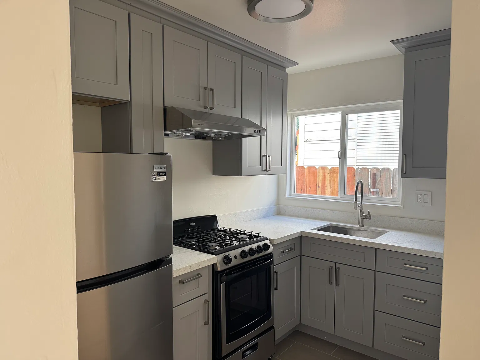1 bed, 318 sqft, $2,352 — Photo 2