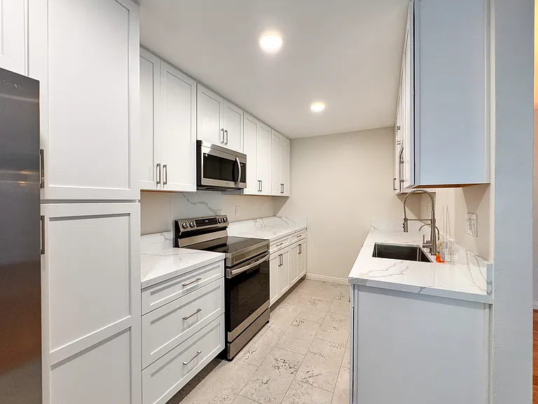 1907 Robinson Ave #106 — Photo 4