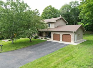 1015 Crestwood Dr, Hancock, MI 49930
