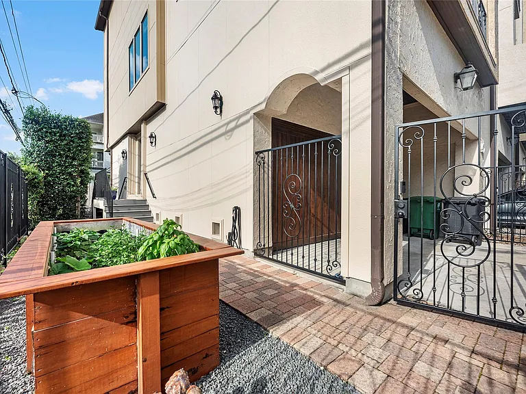 1102 W 15th 1/2 St #A — Photo 2