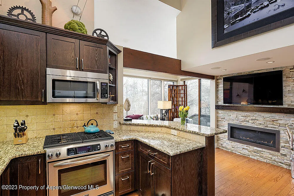 2 bed, 2.0 bath, 882 sqft, $11,000 — Photo 2