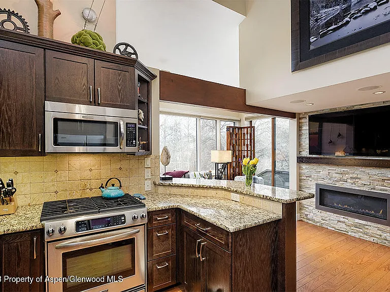 4000 Brush Creek Rd #9 — Photo 2