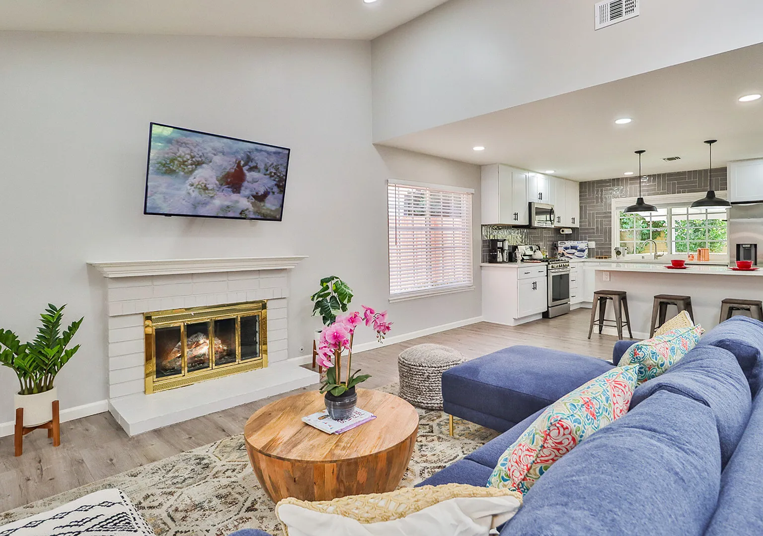 Chic Simi Valley Escape | Tub+WFH+Family Fun — Photo 1