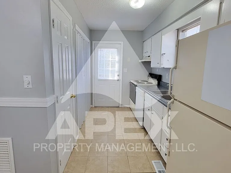 2028 Woodrow Dr — Photo 8