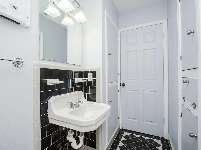 5227 Maple St — Photo 13
