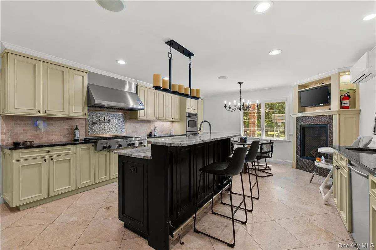 8 bed, 7.0 bath, 5133 sqft, $30,000 — Photo 4
