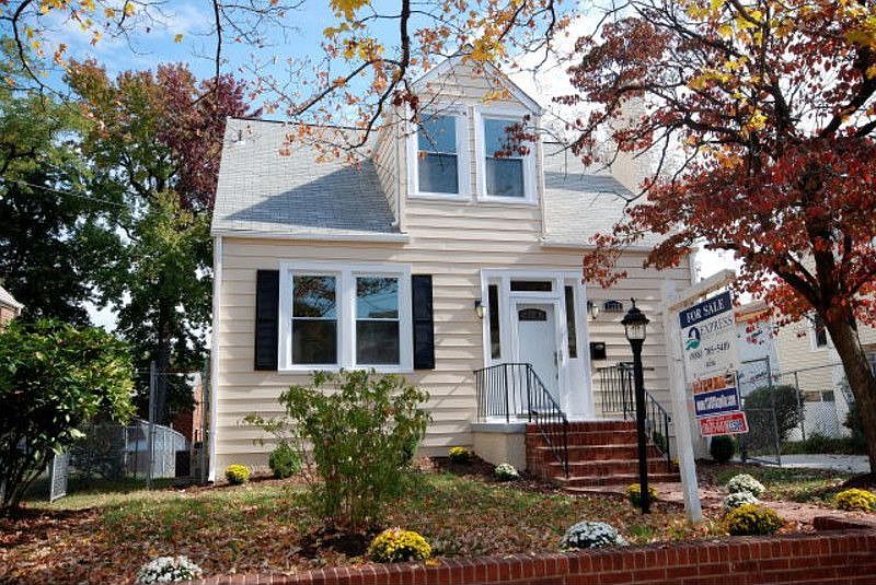 2nd image of 1130 Chaplin St SE