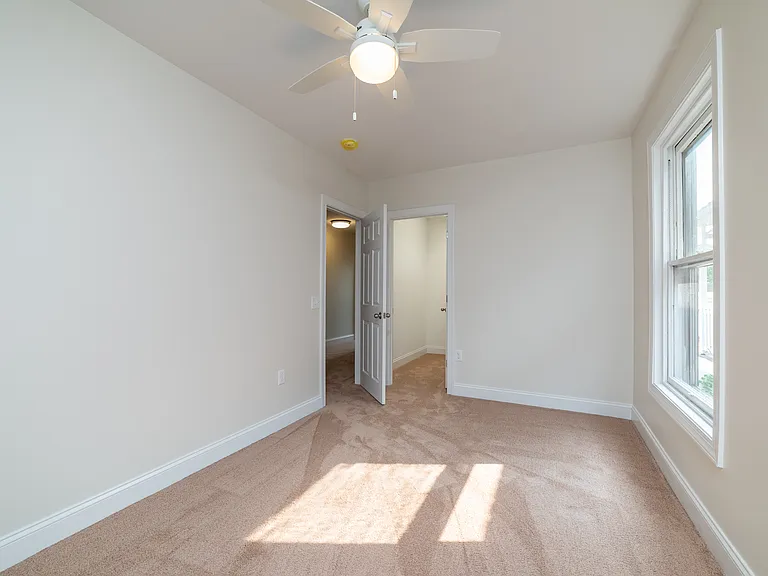 570 W Louther St — Photo 10