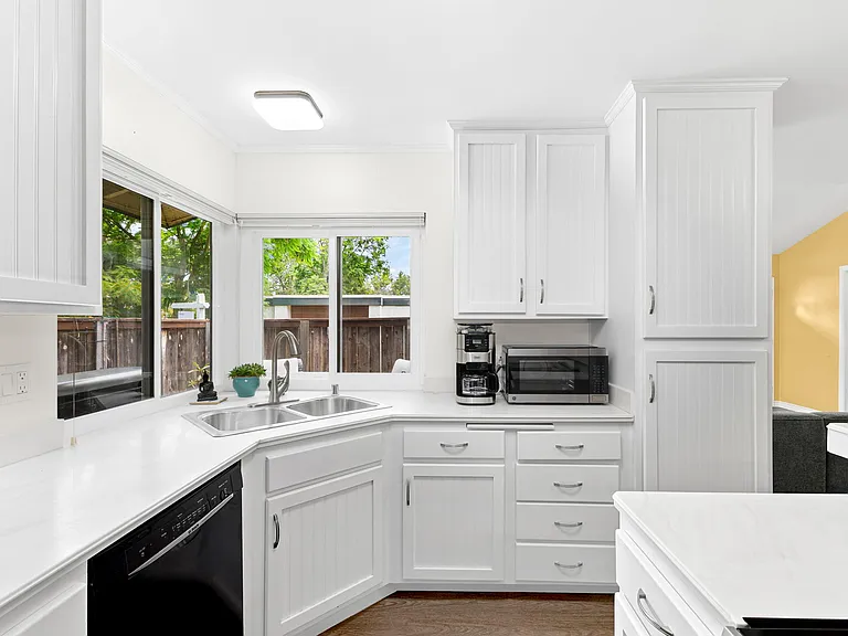 2033 Shady Tree Ln — Photo 8