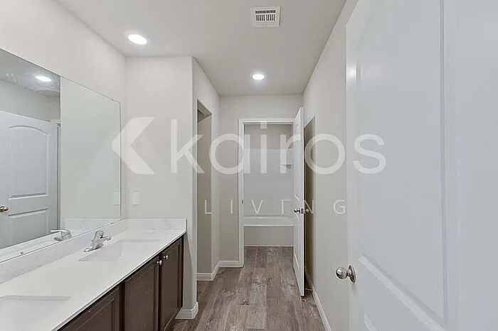 712 Saint James Pl — Photo 14