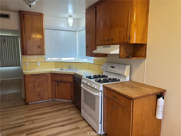 831 W Harvard Pl — Photo 9