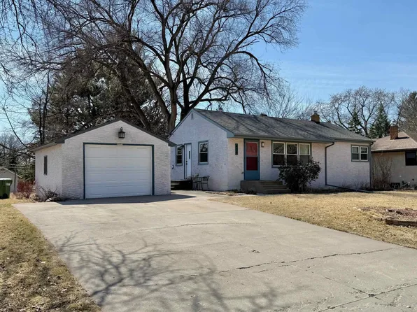 436 Eldridge Ave W, Roseville, MN 55113